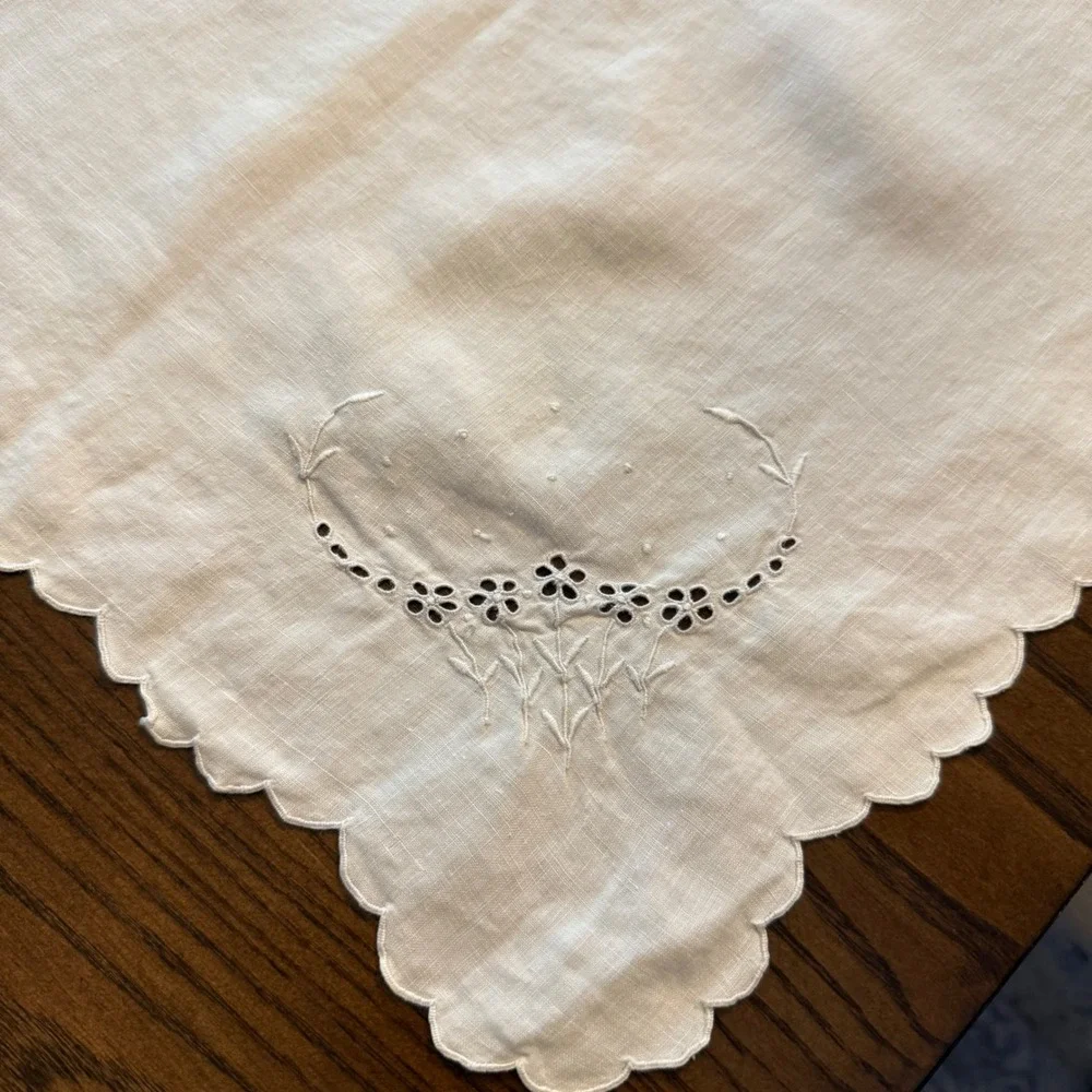 Vintage Linen Tea Tablecloth 4 Napkins Set White Floral Eyelet Scalloped Edge